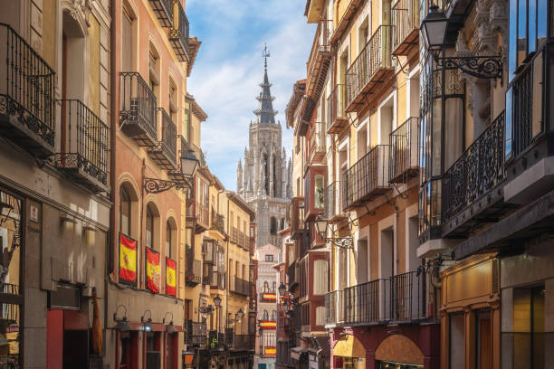 strada e torretta della cattedrale di toledo - toledo, spagna - la mancha foto e immagini stock