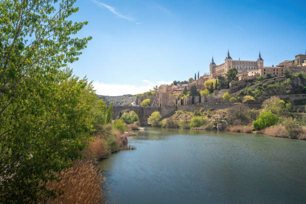 toledo skyline con alcazar di toledo e fiume tago - toledo, spagna - alcantara bridge foto e immagini stock