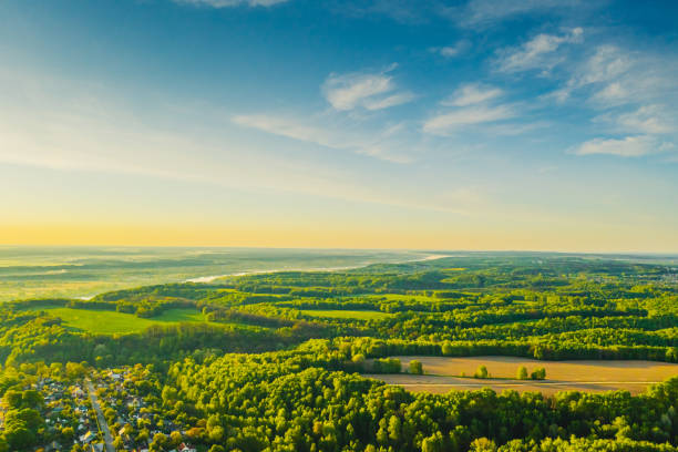 vue aérienne de la forêt verte. photographie par drone. ciel d’été. durabilité. conservation de la nature. matin - dramatic sky dusk night sustainable resources photos et images de collection