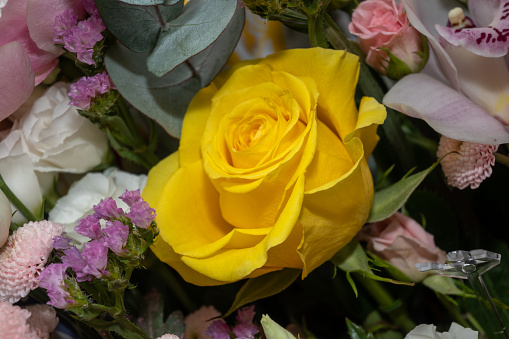 A picture of a bouquet of roses with yellow roses