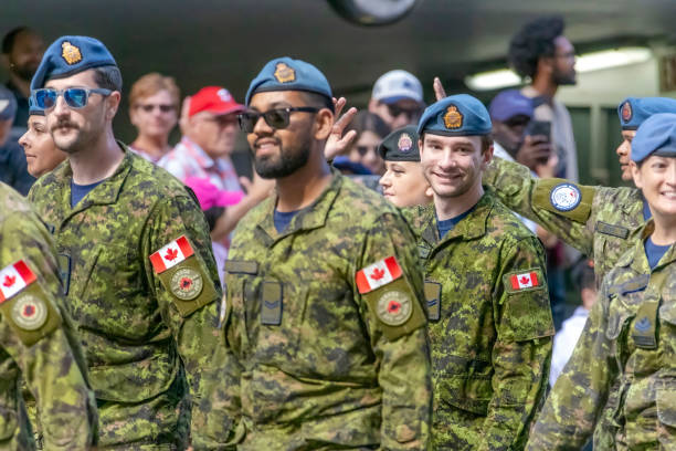 mehrere soldaten der kanadischen streitkräfte marschieren bei einer öffentlichen festparade. - canadian soldier stock-fotos und bilder