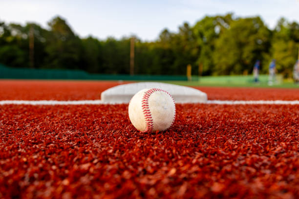 baseball sul campo accanto alla base per lo sfondo sportivo con spazio di copia - baseball infield baseline close up foto e immagini stock