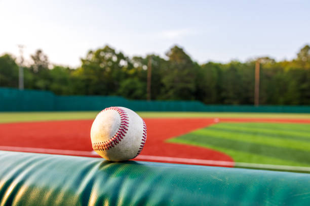 baseball e campo per lo sport immagine di sfondo con spazio di copia - baseball infield baseline close up foto e immagini stock