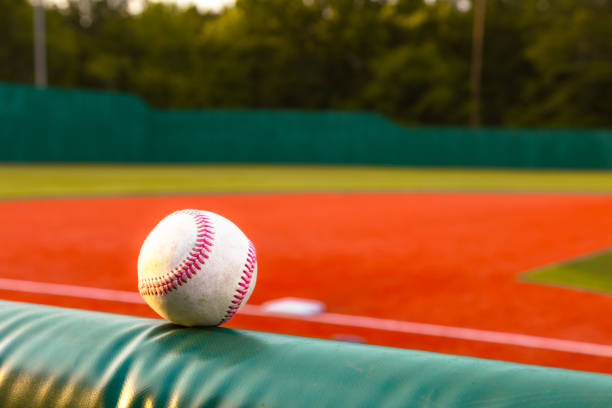 baseball e campo per lo sport immagine di sfondo con spazio di copia - baseball infield baseline close up foto e immagini stock