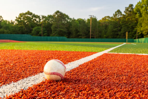 baseball e campo per lo sport immagine di sfondo con spazio di copia - baseball infield baseline close up foto e immagini stock