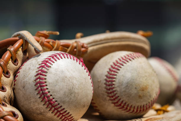 palle da baseball usate in guanto per sfondo sportivo con spazio di copia - baseball infield baseline close up foto e immagini stock