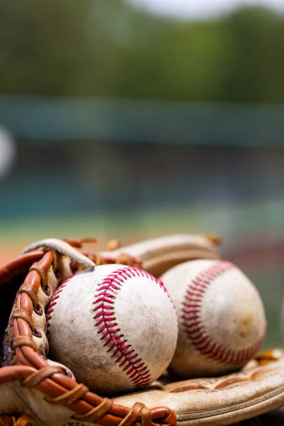 palle da baseball usate in guanto per sfondo sportivo con spazio di copia - baseball infield baseline close up foto e immagini stock