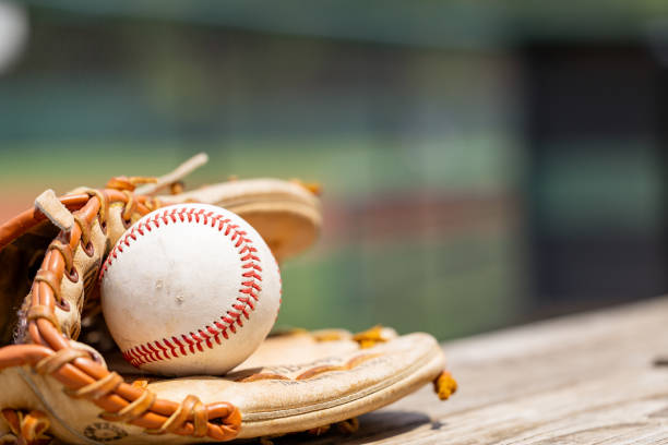 usato baseball in guanto per sfondo sportivo con spazio di copia - baseball infield baseline close up foto e immagini stock