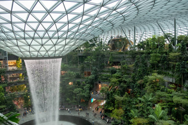 la cascata coperta più alta del mondo all'aeroporto jewel changi. si tratta di un complesso di intrattenimento e vendita al dettaglio a tema naturale circondato e collegato all'aeroporto di changi - editorial asia singapore tourist foto e immagini stock