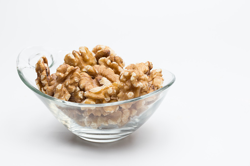 Peeled walnuts make it easy to eat. The walnut is a dry fruit that gives the walnut tree. Walnuts are rich in omega 3 acids, very interesting to control cholesterol.