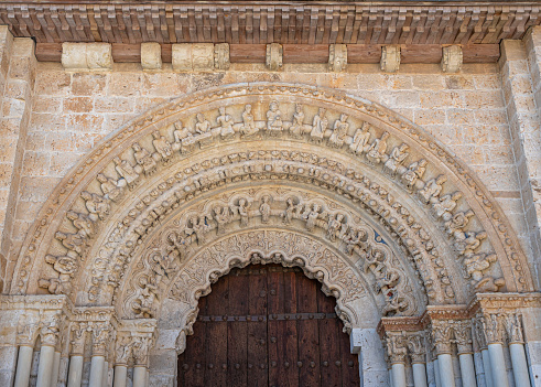 Arco y portada norte de estilo románico en la colegiata de santa María la mayor en la villa de Toro, España