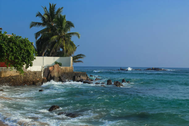 スリランカ南西海岸のインド洋の青い海、ウナワトゥナ - asia forest sri lanka rock ストックフォトと画像