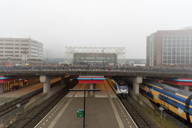 アムステルダム・スローテルダイク駅エリア。手前の列車。オランダ - underground parking lot photography day ストックフォトと画像