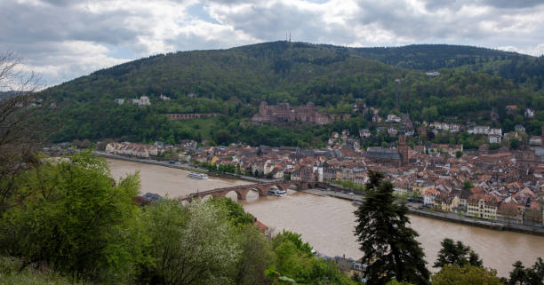 alemanha, vista aérea da cidade tradicional de heidelberg ao lado do rio neckar e da ponte velha. - old bridge - fotografias e filmes do acervo