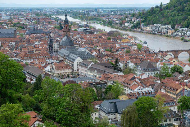 alemanha, vista aérea da cidade tradicional de heidelberg ao lado do rio neckar e da ponte velha. - old bridge - fotografias e filmes do acervo