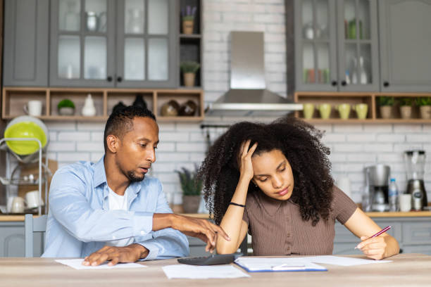 istock Home finance for a couple 1527879202