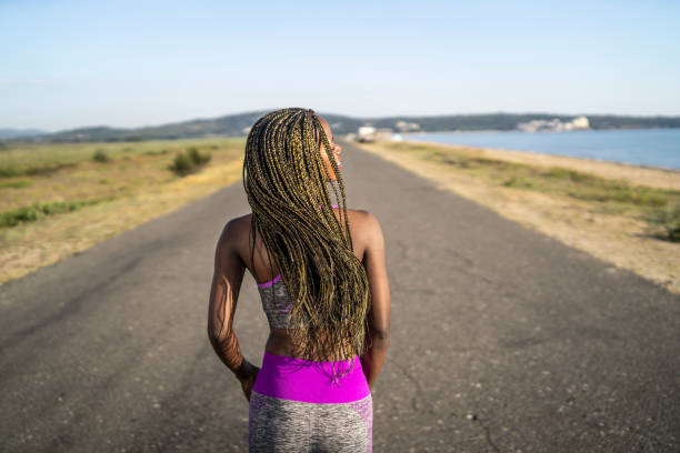 vista traseira da esportista com longos cabelos trançados - braided braids women long hair - fotografias e filmes do acervo