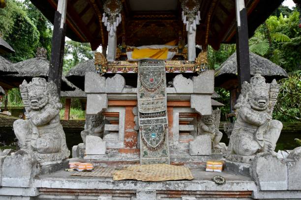 istock Altar Before Tirta Empul Purification Pool with Hanuman Guard Statues 1527972157