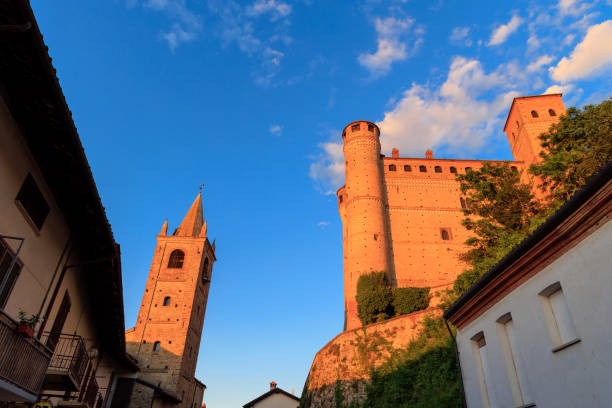 Serralunga d'Alba, Langhe, Piedmont Serralunga d'Alba, Langhe, Piemonte at sunset golden hour wine stock pictures, royalty-free photos & images