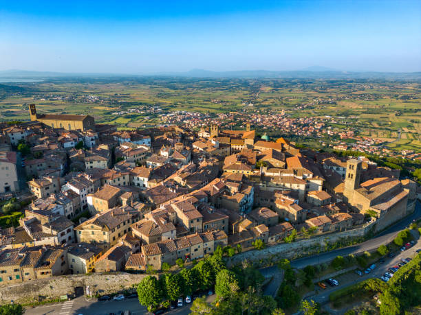 istock Cortona Tuscan medieval town 1528006917