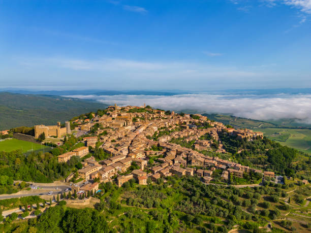 montalcino ville toscane de drone - montalcino photos et images de collection