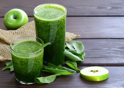 organic green smoothie with spinach and apples