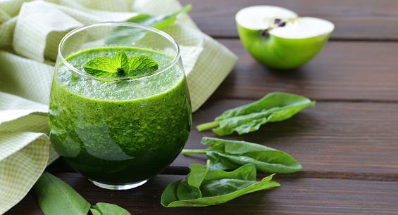 organic green smoothie with spinach and apples