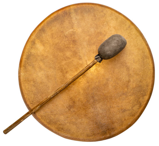 tambor de marco chamán hecho a mano, estilo nativo americano, cubierto por piel de cabra con un batidor aislado en blanco - frame drum fotografías e imágenes de stock