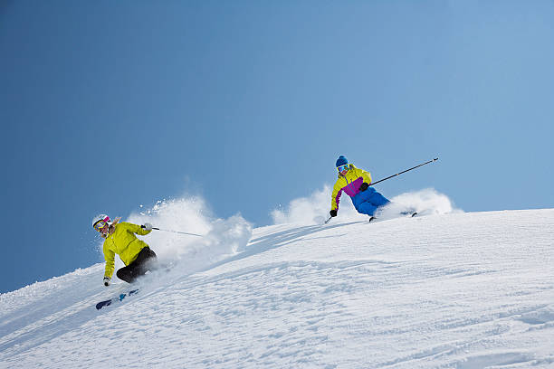 스키어인 coasting on 스노이 기울기 - skiing snow ski slope sunlight 뉴스 사진 이미지