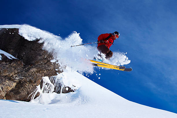 sciatore sulle piste di neve salto - skiing winter snow mountain foto e immagini stock