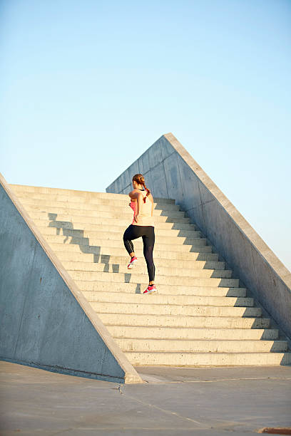 mulher correr em escadas - nordic running imagens e fotografias de stock