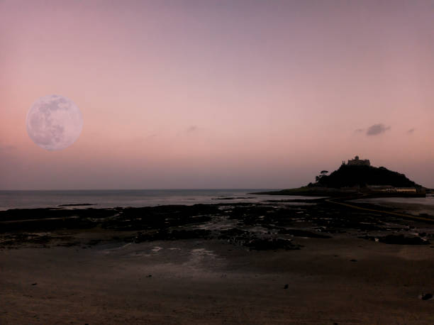 une pleine lune au-dessus du mont st michaels près de marazion en cornouailles, royaume-uni - cornwall england uk england st michaels mount photos et images de collection