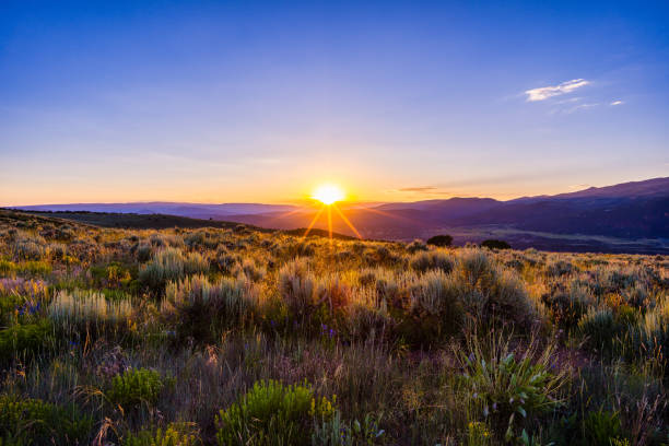 istock Dramatic Mountain Sunset with Layers of Depth 1528441986