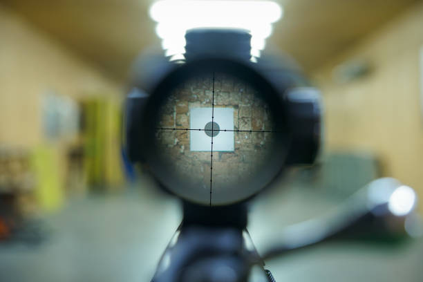 tiro al blanco con un rifle de francotirador - visor de un rifle fotografías e imágenes de stock