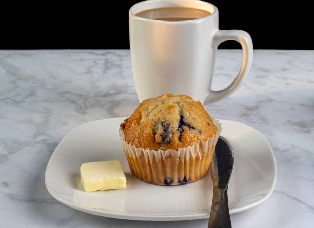 신선한 블루 베리 머핀은 커피 한 잔과 함께 제공됩니다. - muffin blueberry muffin blueberry butter 뉴스 사진 이미지