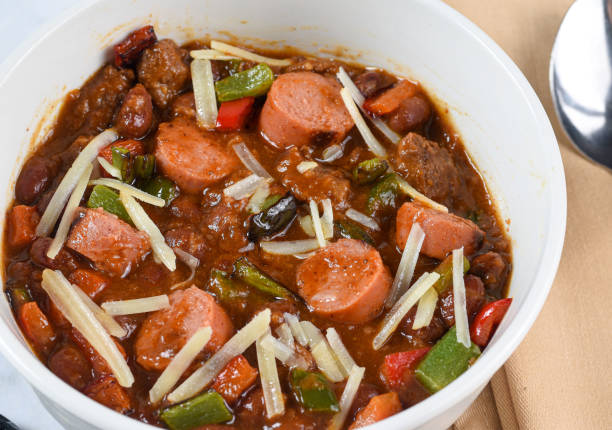 chili mit hot dogs, paprika und käse - weenies stock-fotos und bilder