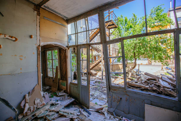 edificio residenziale in rovina. conseguenze di guerra, esplosione, terremoto o altro concetto di disastro - hotel war foto e immagini stock