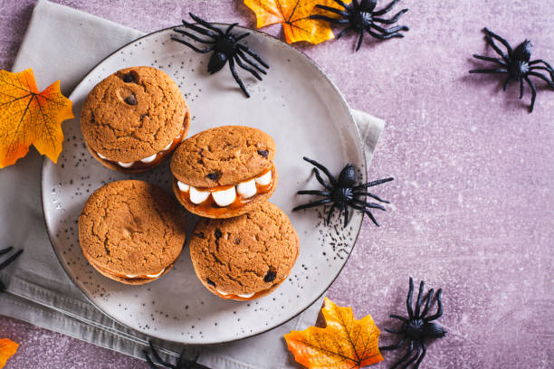 istock Gingerbread cookies with marshmallow teeth on a halloween plate top view 1528884446