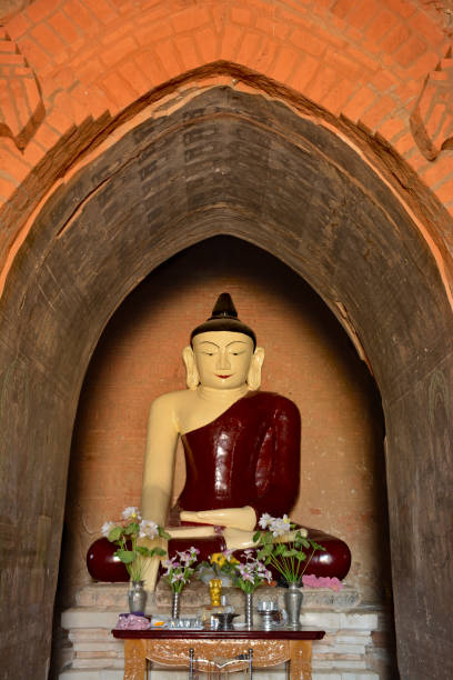 hermosa estatua de buda dentro del viejo paya en bagan, myanmar - pagoda bagan tourism paya fotografías e imágenes de stock