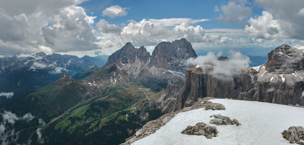 bela vista das montanhas piz ciavazes, sassolungo e sassopiatto. miradouro sass pordoi no sul do tirol, itália - cumuliform - fotografias e filmes do acervo