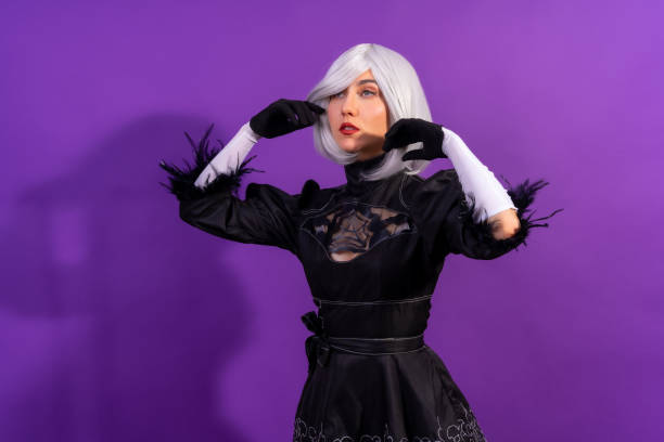 portrait de femme cosplay en costume noir et perruque blanche en studio sur fond violet - manga style fantasy cartoon full length photos et images de collection