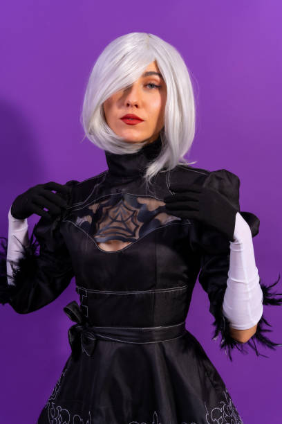 portrait de femme cosplay en costume noir et perruque blanche en studio sur fond violet - manga style fantasy cartoon full length photos et images de collection