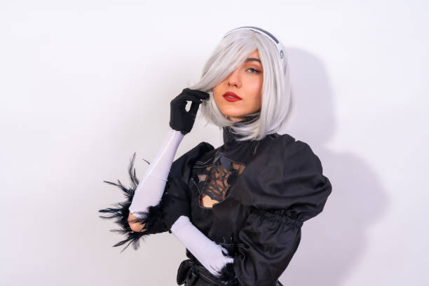 portrait de femme cosplayeuse en costume noir et perruque blanche en studio sur fond blanc - manga style fantasy cartoon full length photos et images de collection