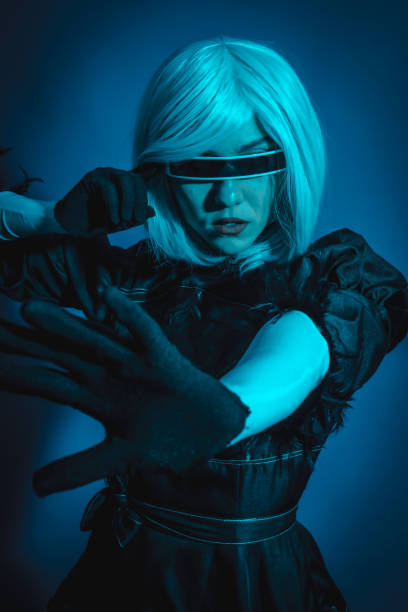 portrait de femme cosplay en costume noir et perruque blanche en studio avec lumière led bleue - manga style fantasy cartoon full length photos et images de collection