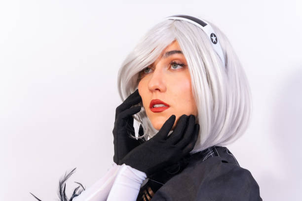 portrait de femme cosplayeuse en costume noir et perruque blanche en studio sur fond blanc - manga style fantasy cartoon full length photos et images de collection