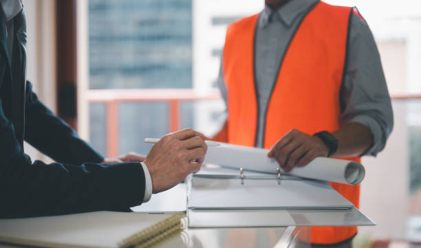 gestión de proyectos, hombre de negocios y contratista discusión sobre datos o planes de proyecto y flujo de trabajo, arquitectura o ingeniero reunión con empresario - contrustoras fotografías e imágenes de stock