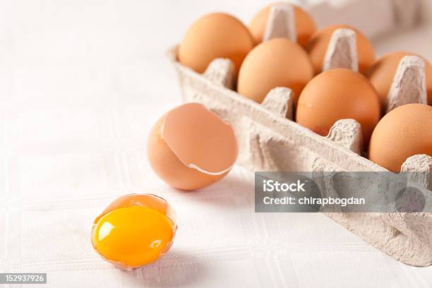 Jaja - zdjęcia stockowe i więcej obrazów Artykuły spożywcze - Artykuły spożywcze, Bez ludzi, Białe tło