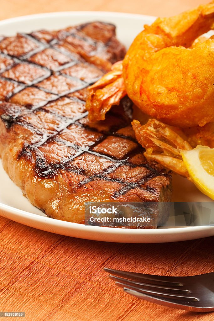 Des steaks et des crevettes - Photo de Crevette - Produit de la mer libre de droits