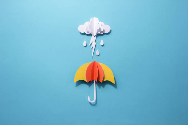nube con gotas de lluvia y relámpagos sobre paraguas hecho de papel cortado. - handmade umbrella fotografías e imágenes de stock