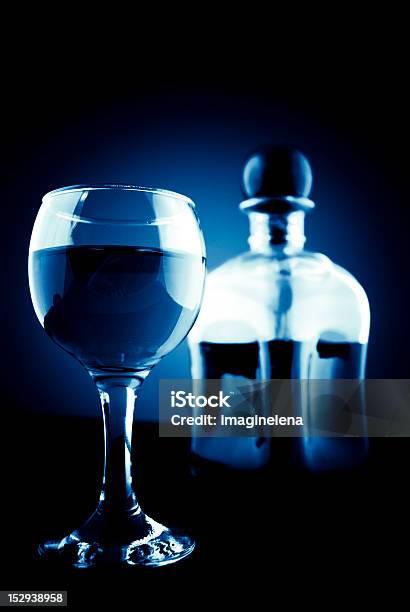 Wein Glas Und Karaffe Stockfoto und mehr Bilder von Alkoholisches Getränk - Alkoholisches Getränk, Blau, Farbiger Hintergrund